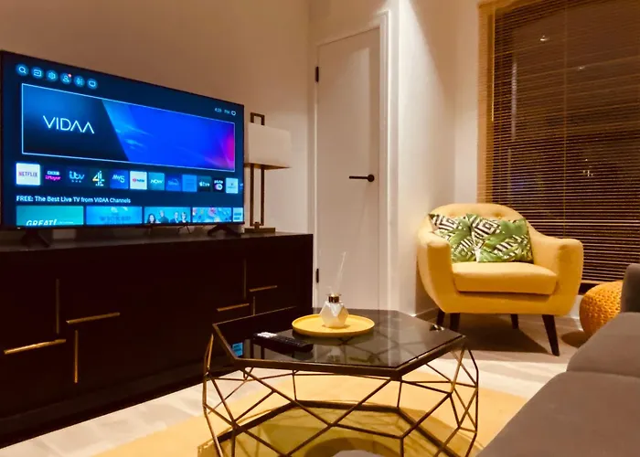Spacious 3 Bed City Apartment With Terrace