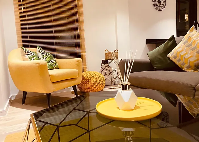 Spacious 3 Bed City Apartment With Terrace